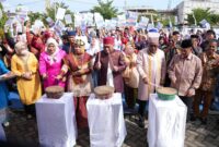 Wagub Malut Sarbin Sehe dalam kegiatan upacara peringatan Hardiknas tahun 2025.