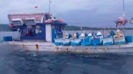 Kapal pencuri ikan jenis pakura yang dihancurkan oleh nelayan Pulau Morotai. 