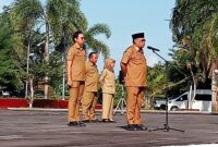 Sekda Malut, Samsudin A Kadir saat memimpin apel Senin pagi (5/5/2025) 
