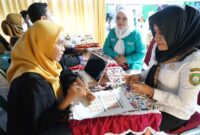 Kadinkes, Suryati Abdullah dampingi Bupati, Fifian Adeningsi Mus melakukan Pemeriksaan Kesehatan Gratis di Desa Bega, Sulebesi Tengah. (Dokumentasi: Diskomdigi)