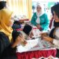 Kadinkes, Suryati Abdullah dampingi Bupati, Fifian Adeningsi Mus melakukan Pemeriksaan Kesehatan Gratis di Desa Bega, Sulebesi Tengah. (Dokumentasi: Diskomdigi)