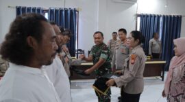 Bupati Kepulauan Sula Fifian Adeningsih Mus, Kapolres Kepulauan Sula AKBP Kodrat Muh Hartanto, serta Dandim 1510 Sula Letkol Inf Efran Tri Hernowo memberikan penghargaan kepada lima anggota Polres Sula yang dianggap cepat tanggap terhadap laporan masyarakat. 