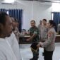 Bupati Kepulauan Sula Fifian Adeningsih Mus, Kapolres Kepulauan Sula AKBP Kodrat Muh Hartanto, serta Dandim 1510 Sula Letkol Inf Efran Tri Hernowo memberikan penghargaan kepada lima anggota Polres Sula yang dianggap cepat tanggap terhadap laporan masyarakat. 