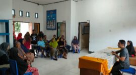 Penjabat Kepala Desa Mira, Sibli Lotar saat bertemu dengan perangkat Desa Mira. 