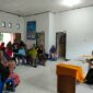 Penjabat Kepala Desa Mira, Sibli Lotar saat bertemu dengan perangkat Desa Mira. 