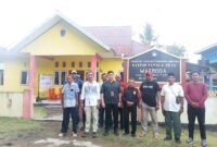 Pelaksana Tugas (Plt) Kepala Inspektorat Kabupaten Kepulauan Sula, Kamarudin Mahdinm bersama para staf