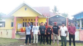 Pelaksana Tugas (Plt) Kepala Inspektorat Kabupaten Kepulauan Sula, Kamarudin Mahdinm bersama para staf
