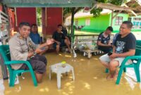 Kapolsek, AKP. Junaidi bersama Kepala Desa Umaloya, Heder Kailul bersama warga. (Dokumentasi: Am Teapon/marasai.id)