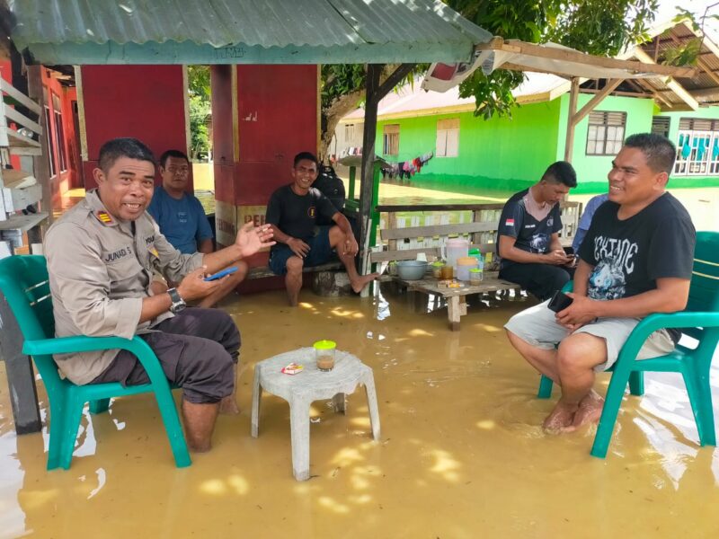 Kapolsek, AKP. Junaidi bersama Kepala Desa Umaloya, Heder Kailul bersama warga. (Dokumentasi: Am Teapon/marasai.id)