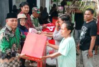 Sekretaris Daerah Kabupaten Kepulauan Sula, Muhlis Soamole memberikan bantuan kepada warga Desa Umaloya yang terdampak banjir. 