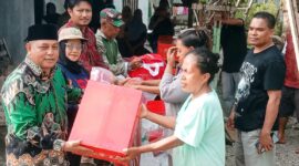 Sekretaris Daerah Kabupaten Kepulauan Sula, Muhlis Soamole memberikan bantuan kepada warga Desa Umaloya yang terdampak banjir. 