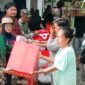 Sekretaris Daerah Kabupaten Kepulauan Sula, Muhlis Soamole memberikan bantuan kepada warga Desa Umaloya yang terdampak banjir. 