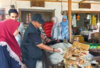 Pimpinan Wilayah Bulog Maluku-Maluku Utara, M. Kamin Siregar, bersama Manajer Operasional, Jefri Tanasi, didampingi oleh Kadis Koperindag Djena Tidore, Kadis Ketahanan Pangan Siti Hawa Marasabessy saat turun langsung ke pasar. 