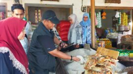 Pimpinan Wilayah Bulog Maluku-Maluku Utara, M. Kamin Siregar, bersama Manajer Operasional, Jefri Tanasi, didampingi oleh Kadis Koperindag Djena Tidore, Kadis Ketahanan Pangan Siti Hawa Marasabessy saat turun langsung ke pasar. 