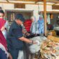 Pimpinan Wilayah Bulog Maluku-Maluku Utara, M. Kamin Siregar, bersama Manajer Operasional, Jefri Tanasi, didampingi oleh Kadis Koperindag Djena Tidore, Kadis Ketahanan Pangan Siti Hawa Marasabessy saat turun langsung ke pasar. 