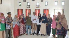 Pj Kades Mira, Sibli Lotar  foto bersama warga penerima BLT. 