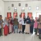 Pj Kades Mira, Sibli Lotar  foto bersama warga penerima BLT. 