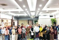 Foto bersama Staf Ahli Bidang Kemasyarakatan dan SDM, Dr. Nurlaila Muhammad, M.Pd, Kepala Balai Bahasa Malut, Nukman, S.S., M.Hum dan para peserta bimtek pelatihan menulis cerita anak.