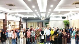 Foto bersama Staf Ahli Bidang Kemasyarakatan dan SDM, Dr. Nurlaila Muhammad, M.Pd, Kepala Balai Bahasa Malut, Nukman, S.S., M.Hum dan para peserta bimtek pelatihan menulis cerita anak.