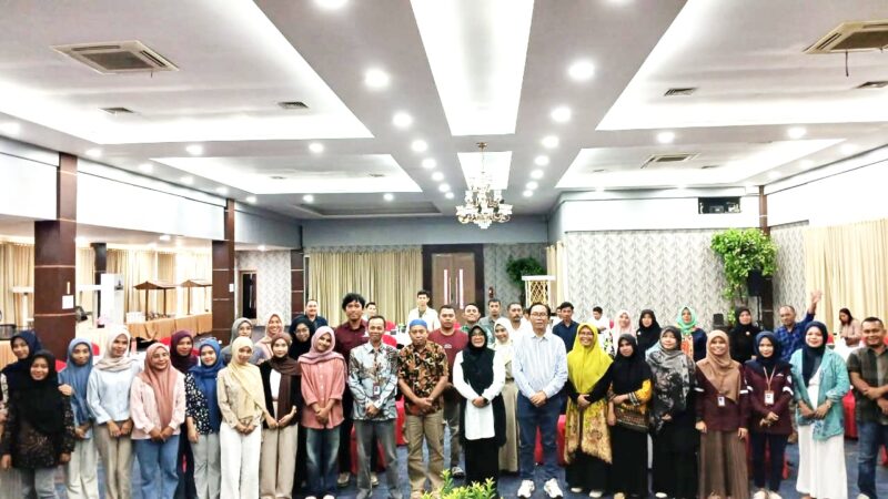 Foto bersama Staf Ahli Bidang Kemasyarakatan dan SDM, Dr. Nurlaila Muhammad, M.Pd, Kepala Balai Bahasa Malut, Nukman, S.S., M.Hum dan para peserta bimtek pelatihan menulis cerita anak.