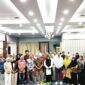 Foto bersama Staf Ahli Bidang Kemasyarakatan dan SDM, Dr. Nurlaila Muhammad, M.Pd, Kepala Balai Bahasa Malut, Nukman, S.S., M.Hum dan para peserta bimtek pelatihan menulis cerita anak.