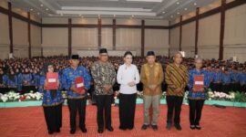 Gubernur Malut, Sherly Laos bersama Wakil Gubernur Sarbin Sehe, Sekda Samsudin A Kadir saat menyerahkan SK PPPK. 