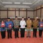 Gubernur Malut, Sherly Laos bersama Wakil Gubernur Sarbin Sehe, Sekda Samsudin A Kadir saat menyerahkan SK PPPK. 
