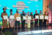 Bupati Kepulauan Sula, Fifian Adeningsi Mus saat menerima penghargaan dari Menteri Riset dan Pendidikan Tinggi Republik Indonesia. 