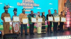 Bupati Kepulauan Sula, Fifian Adeningsi Mus saat menerima penghargaan dari Menteri Riset dan Pendidikan Tinggi Republik Indonesia. 
