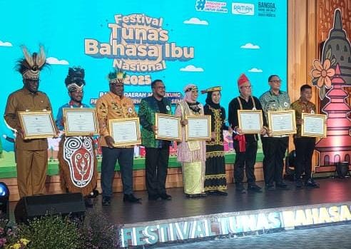 Bupati Kepulauan Sula, Fifian Adeningsi Mus saat menerima penghargaan dari Menteri Riset dan Pendidikan Tinggi Republik Indonesia. 