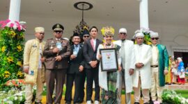 Bupati Kepulauan Sula, Fifian Adeningsi Mus saat menerima piagam penghargaan rekor MURI sebagai pemercah rekor makan coklat batangan terbanyak. 