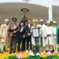 Bupati Kepulauan Sula, Fifian Adeningsi Mus saat menerima piagam penghargaan rekor MURI sebagai pemercah rekor makan coklat batangan terbanyak. 