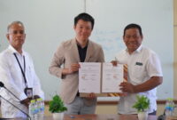 Rektor Unibrah, Sarbaini A Karim bersama co-founder Maxy Academy, Andy Febrico Bintoro dan Kepala LLDIKTI Wilayah XII Ambon, Jantje Eduard Lekatompessy usai penandatanganan MoU. (foto Humas UMMU)