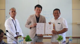 Rektor Unibrah, Sarbaini A Karim bersama co-founder Maxy Academy, Andy Febrico Bintoro dan Kepala LLDIKTI Wilayah XII Ambon, Jantje Eduard Lekatompessy usai penandatanganan MoU. (foto Humas UMMU)