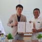 Rektor Unibrah, Sarbaini A Karim bersama co-founder Maxy Academy, Andy Febrico Bintoro dan Kepala LLDIKTI Wilayah XII Ambon, Jantje Eduard Lekatompessy usai penandatanganan MoU. (foto Humas UMMU)