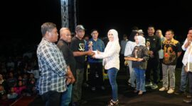 Bupati Kepulauan Sula, Fifian Adeningsi Mus didampingi Ketua Panitia HUT Kabupaten ke-22, Kamarudin Mahdi, menyerahkan piagam penghargaan kepada Kepala Desa yang meraih juara lomba kategori Desa bersih. (Dokumentasi: Diskomdigi)