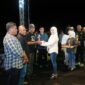 Bupati Kepulauan Sula, Fifian Adeningsi Mus didampingi Ketua Panitia HUT Kabupaten ke-22, Kamarudin Mahdi, menyerahkan piagam penghargaan kepada Kepala Desa yang meraih juara lomba kategori Desa bersih. (Dokumentasi: Diskomdigi)
