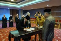 Sekprov Malut saat melantik sejumlah pejabat fungsional DInas  PMPTSP,