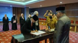 Sekprov Malut saat melantik sejumlah pejabat fungsional DInas  PMPTSP,