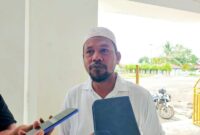 Kabag Kesra Kepulauan Sula, Idham Umamit saat diwawancarai di masjid Agung Al-Istiqomah. (Dokumentasi: Am Teapon/marasai.id)