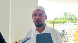 Kabag Kesra Kepulauan Sula, Idham Umamit saat diwawancarai di masjid Agung Al-Istiqomah. (Dokumentasi: Am Teapon/marasai.id)