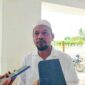 Kabag Kesra Kepulauan Sula, Idham Umamit saat diwawancarai di masjid Agung Al-Istiqomah. (Dokumentasi: Am Teapon/marasai.id)