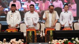 Pemukulan tifa yang dilakukan oleh Menteri Koperasi dan UKM Budi Ari Setiadi, Wakil Menteri Desa dan Pembangunan Daerah Tertinggal (PDT) Ahmad Riza Patria, Gubernur Maluku Utara Sherly Laos, Wakil Gubernur Sarbin Sehe dalam rangka pembukaan kegiatan. 