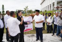 Gubernur Sherly Laos menyerahkan sapi kurban kepada Ketua DKM Masjid Raya Shaful Khairaat Sofifi, Marwan Polisiri. 