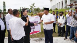 Gubernur Sherly Laos menyerahkan sapi kurban kepada Ketua DKM Masjid Raya Shaful Khairaat Sofifi, Marwan Polisiri. 