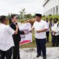 Gubernur Sherly Laos menyerahkan sapi kurban kepada Ketua DKM Masjid Raya Shaful Khairaat Sofifi, Marwan Polisiri. 