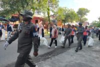 Berbondong-bondong pemerintah bersama masyarakat Sula membersihkan lingkungan. 