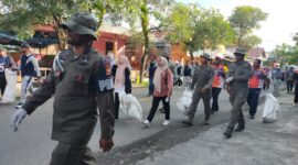 Berbondong-bondong pemerintah bersama masyarakat Sula membersihkan lingkungan. 