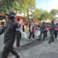 Berbondong-bondong pemerintah bersama masyarakat Sula membersihkan lingkungan. 