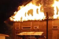 Api membakar rumah salah seorang Kades di Kabupaten Kepulauan Sula, yang diduga sengaja dilakukan oleh OTK.